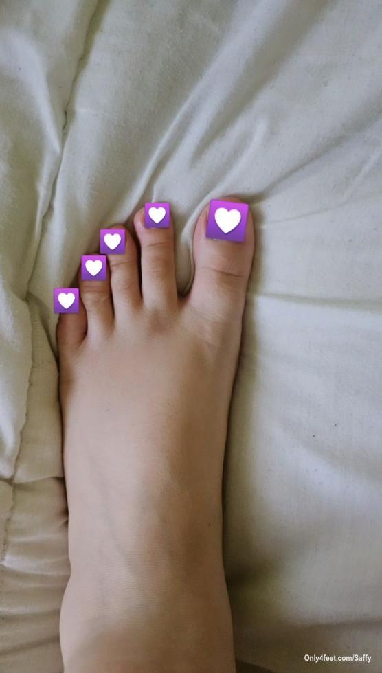 Quale colore avrò scelto secondo voi?😌 
Indizi: è molto semplice e delicato🥰 lo adoro purché rende le mie dita super slanciate  e affusolate😏 
Scopritelo nel prossimo post!

Which nails color did i choose, in your opinion? It is sooo delicate and shiny... it makes my feet looks so slim and long🤩
Guess it on the next post😏