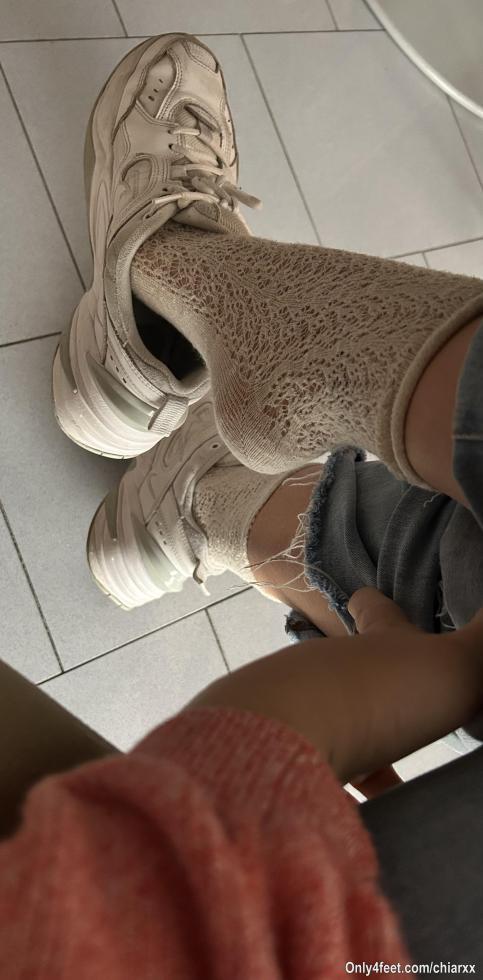 Oggi a lavoro calze nuove… 👣