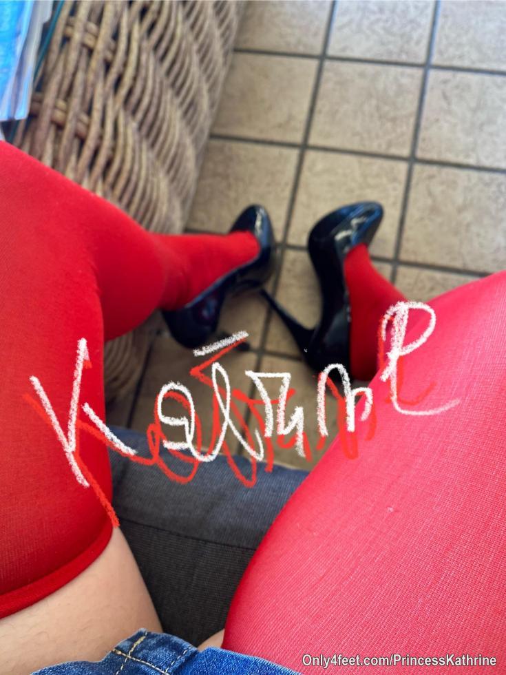 It's time for class with the red Parisian girls#collant#redcollant#beautifulfeet#shooes#highheels#kathrinelavas